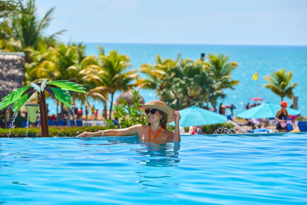 Hotel Gran Evenia Bijao Santa Clara  Exterior foto A woman in a swimming pool