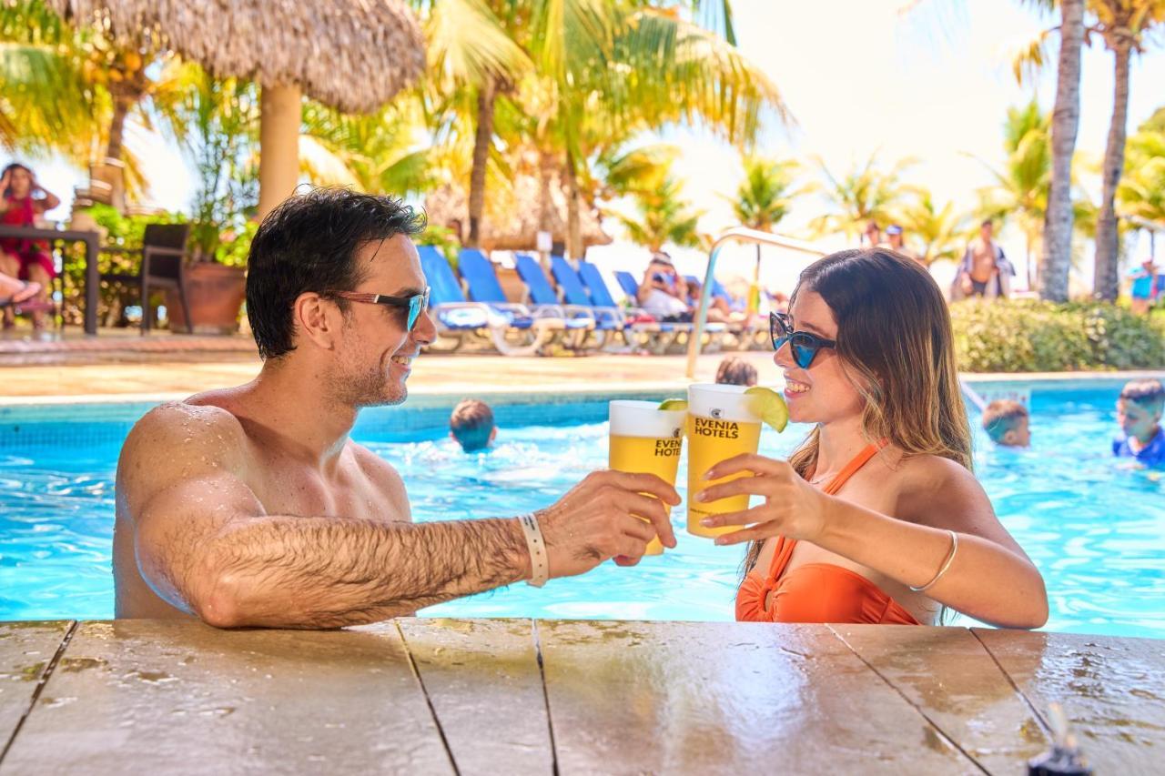 Hotel Gran Evenia Bijao Santa Clara  Exterior foto A couple drinking Presidente at a pool