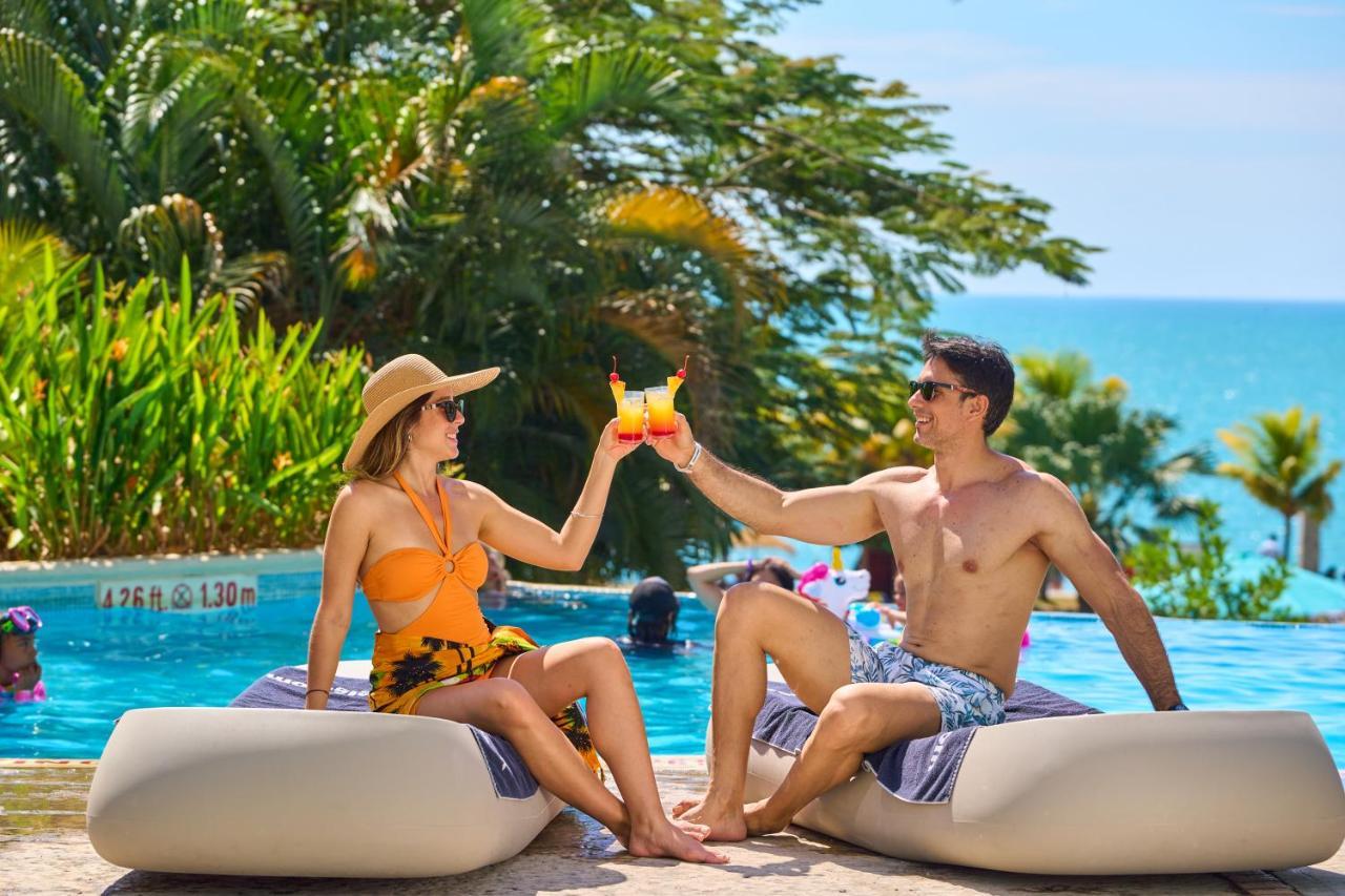 Hotel Gran Evenia Bijao Santa Clara  Exterior foto A couple at a resort in Cancun, Mexico