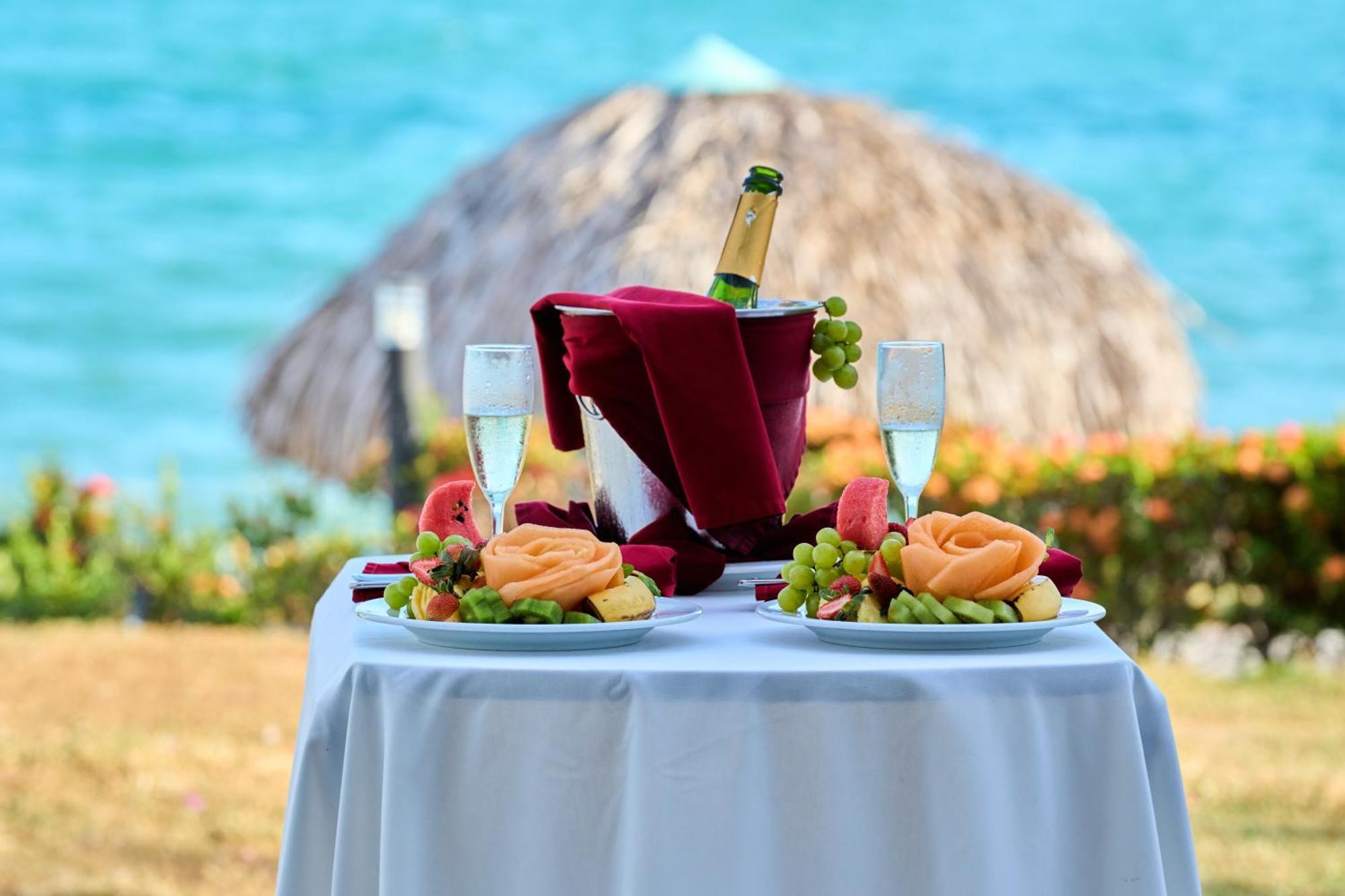 Hotel Gran Evenia Bijao Santa Clara  Exterior foto Champagne at the beach