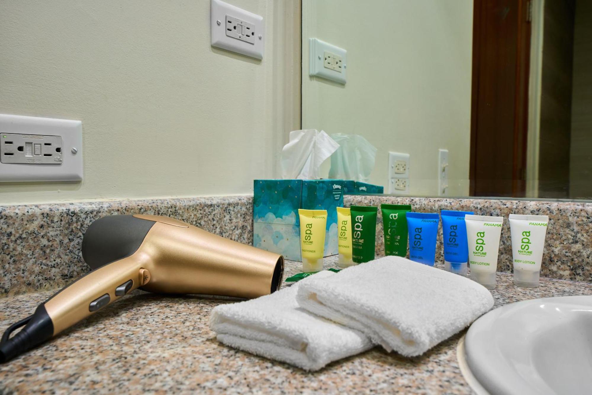 Hotel Gran Evenia Bijao Santa Clara  Exterior foto A hair dryer and toiletries in a hotel bathroom