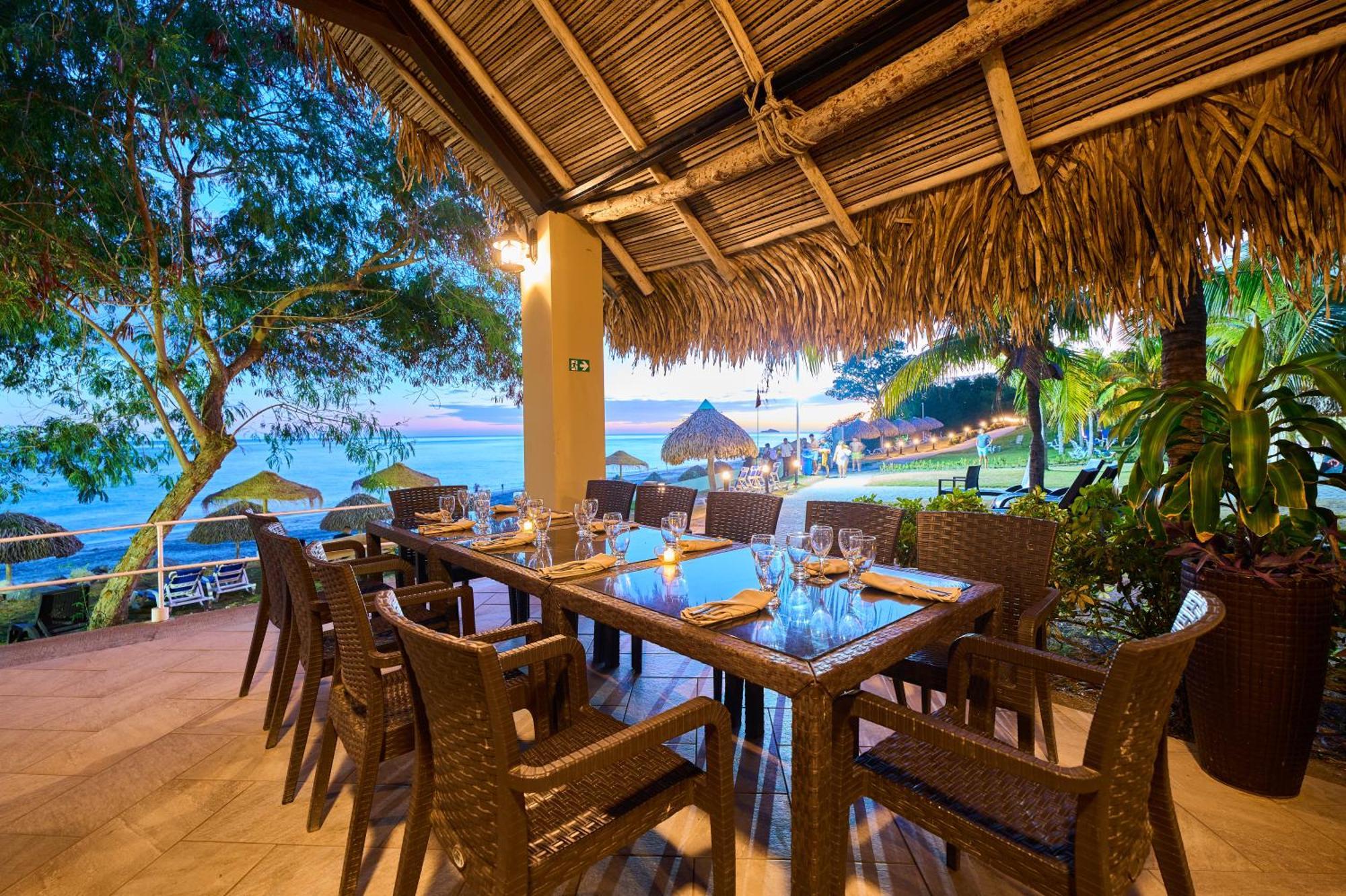 Hotel Gran Evenia Bijao Santa Clara  Exterior foto The Beachfront Restaurant
