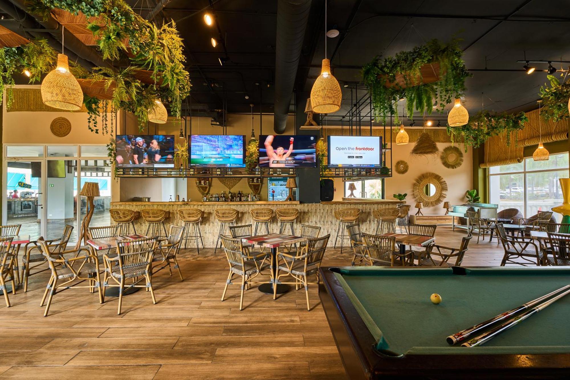 Hotel Gran Evenia Bijao Santa Clara  Exterior foto The interior of a typical sports bar