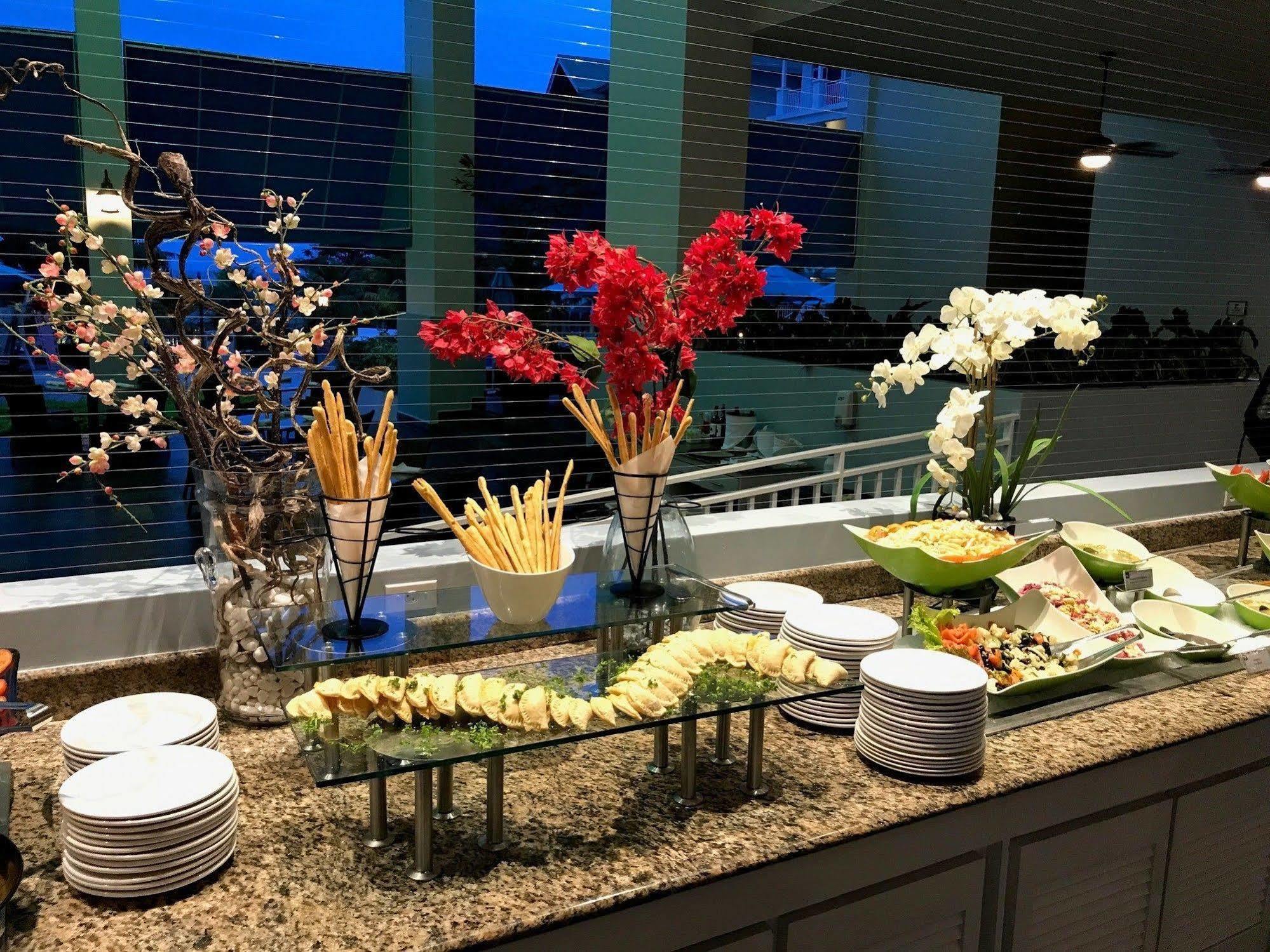 Hotel Gran Evenia Bijao Santa Clara  Exterior foto A buffet at a wedding reception